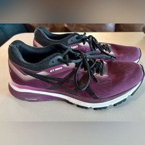 Women’s Asics GT 1000 size 8 1/2 practically new